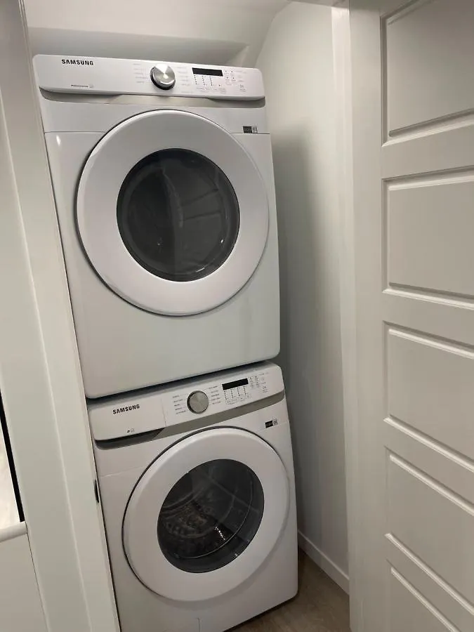Tastefully Furnished One Bedroom Suite YYC 0*,  Kanada